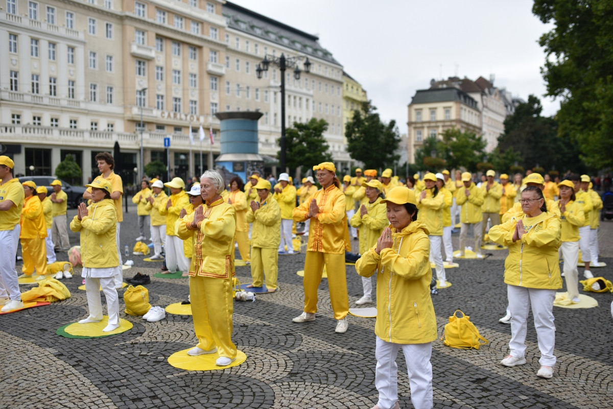 Společné cvičení na Hviezdoslavovom náměstí