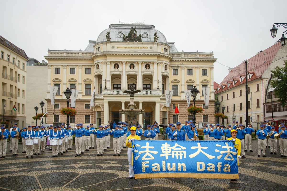 Tian Guo Marching Band na Hviezdoslavovom náměstí v Bratislavě
