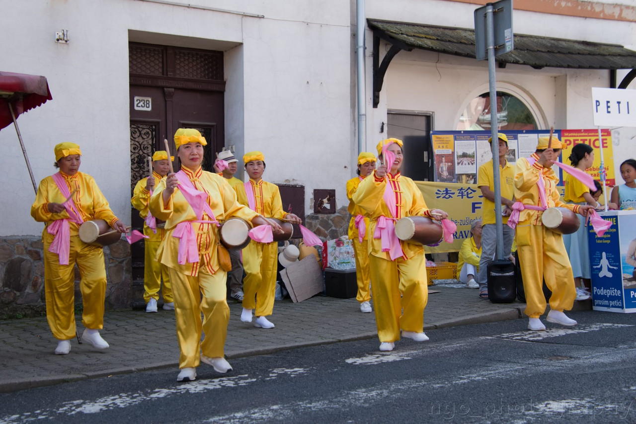 Falun Gong na Oseckých slavnostech