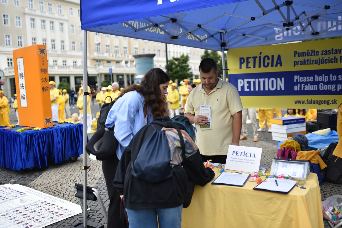 Petiční akce na Hviezdoslavovom náměstí