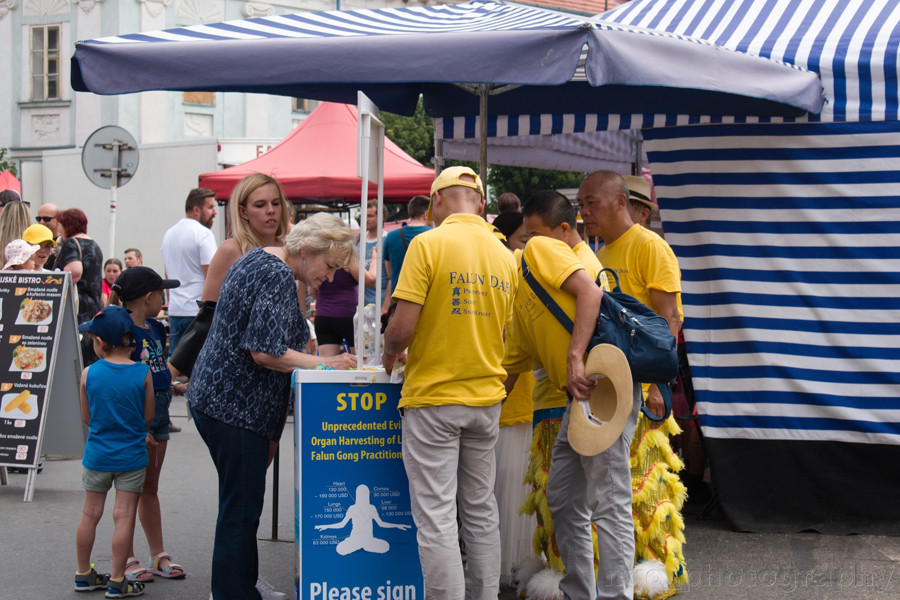Metoda Falun Gong představena na pouti v Libochovicích