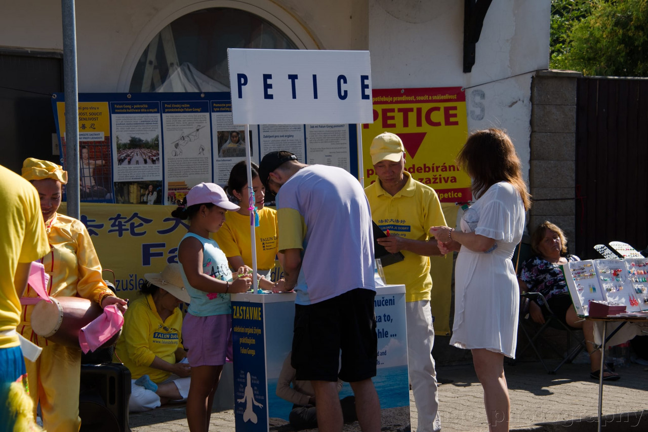 Falun Gong na Oseckých slavnostech
