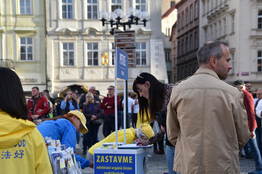 Petiční akce na Staroměstském náměstí v Praze