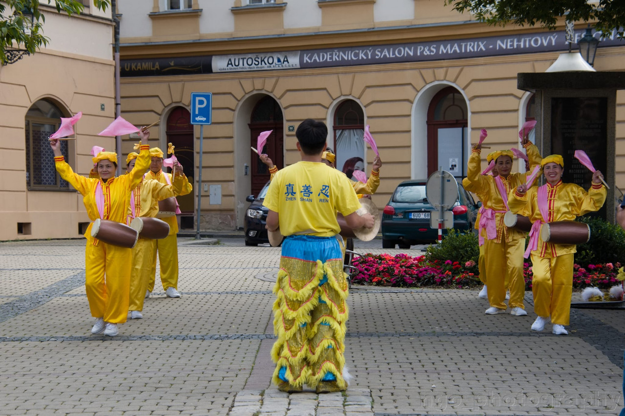 Falun Gong na slavnostech chmele a piva Žatecká Dočesná