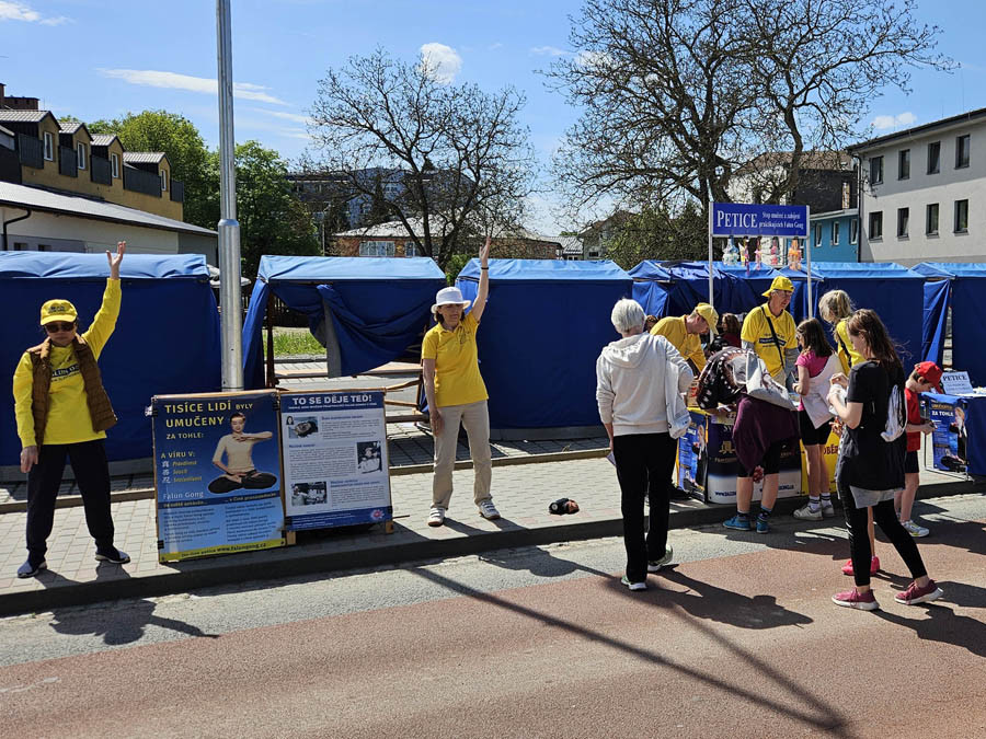 Falun Gong na Májovém jarmarku