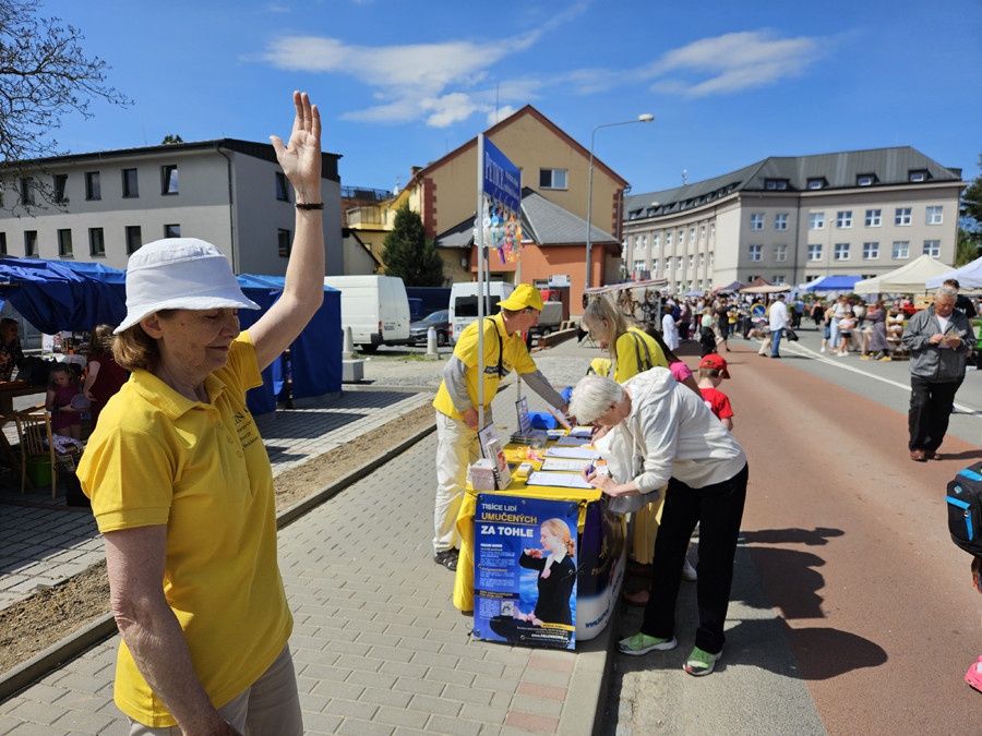 Falun Gong na Májovém jarmarku