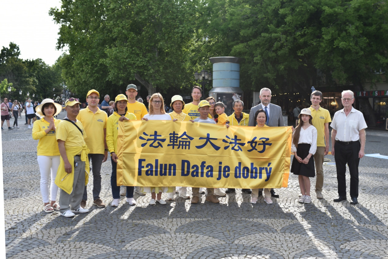 Na konci akce se účastníci společně vyfotili u transparentu s nápisem „Falun Dafa je dobrý“
