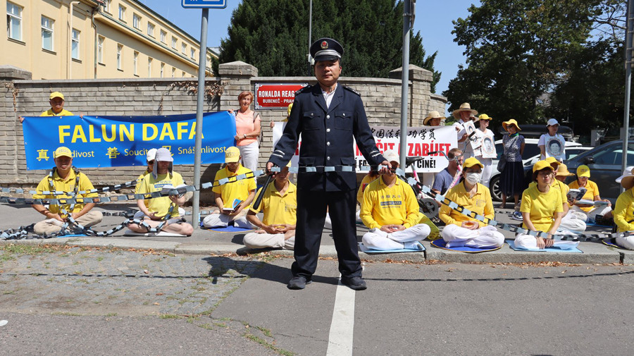 Apel před čínskou ambasádou