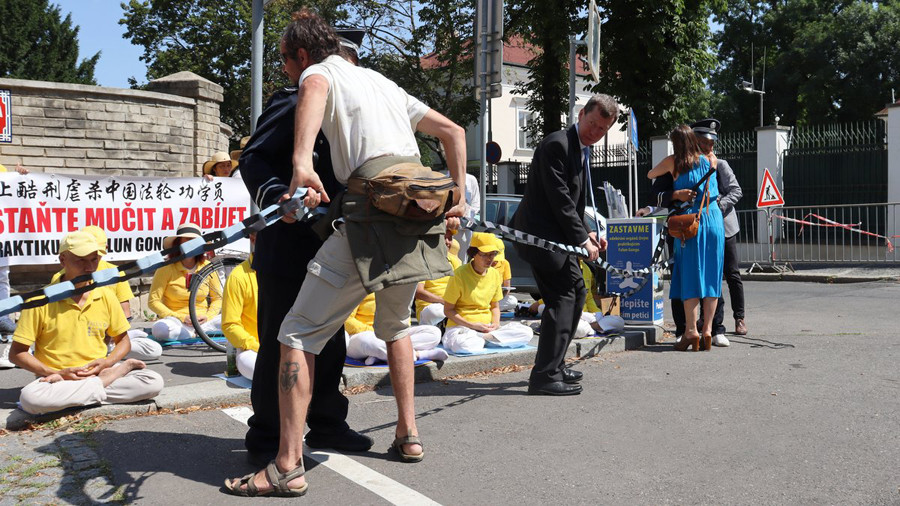 Osobnosti přetrhávají řetěz nesvobody