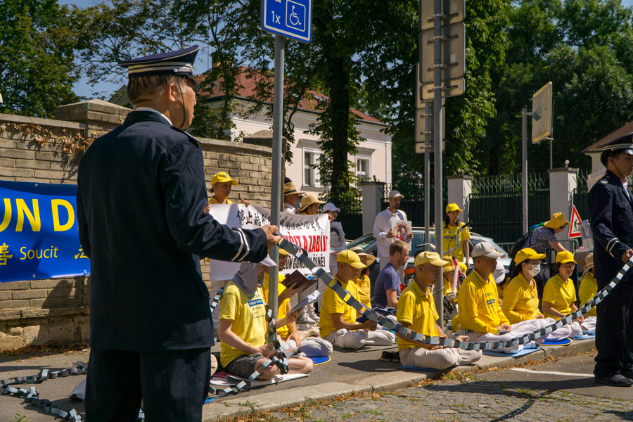 Apel před čínskou ambasádou