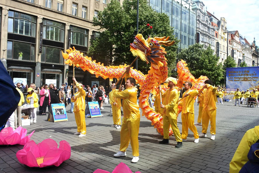 Aktivity během dne, Oslava Světového dne Falun Dafa, Praha, 17. května 2025