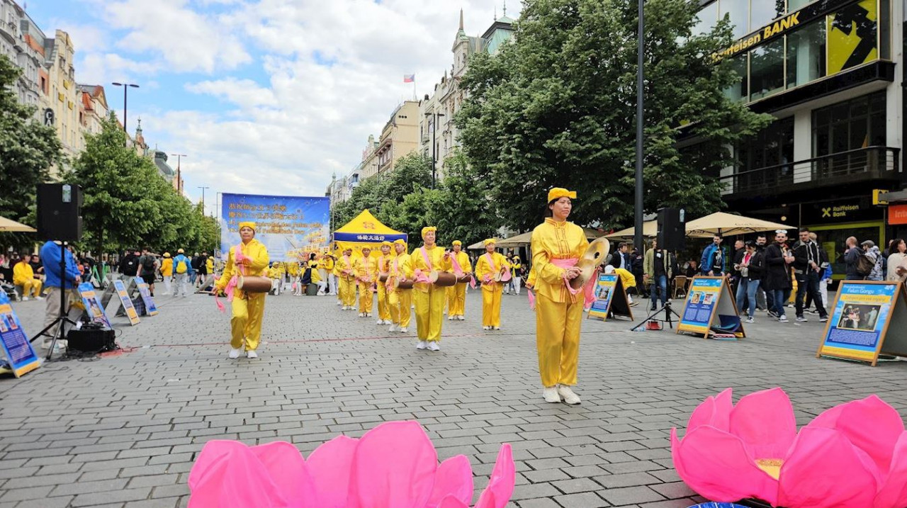 Aktivity během dne, Oslava Světového dne Falun Dafa, Praha, 17. května 2025