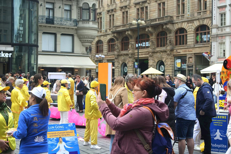 Kolemjdoucí podepisují petici za ukončení pronásledování, Oslava Světového dne Falun Dafa, Praha, 17. května 2025