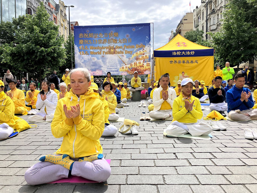 Aktivity během dne, Oslava Světového dne Falun Dafa, Praha, 17. května 2025