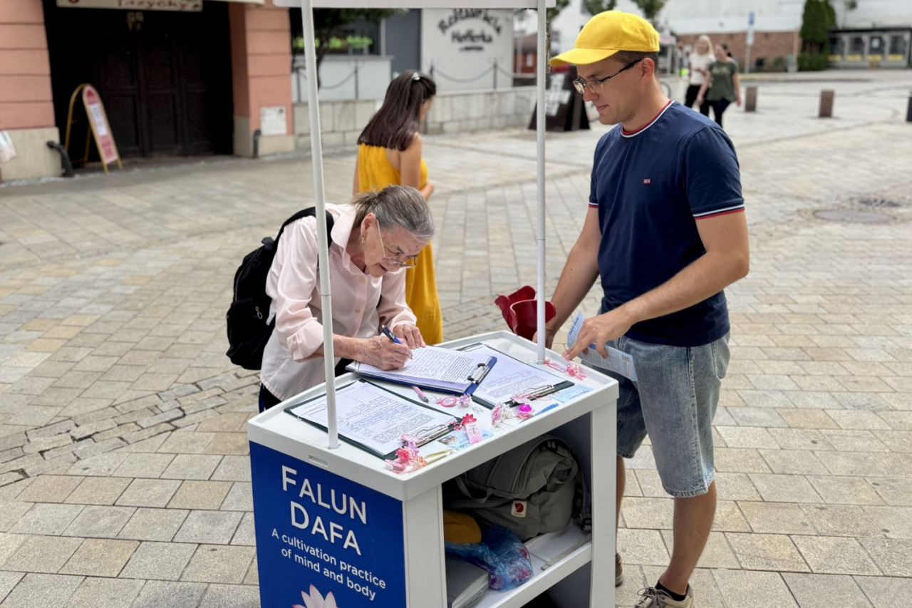 89letá paní podepisuje petici na petiční akci v Nitře