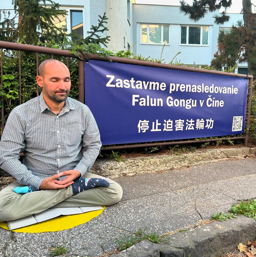 Protestní akce před čínskou ambasádou