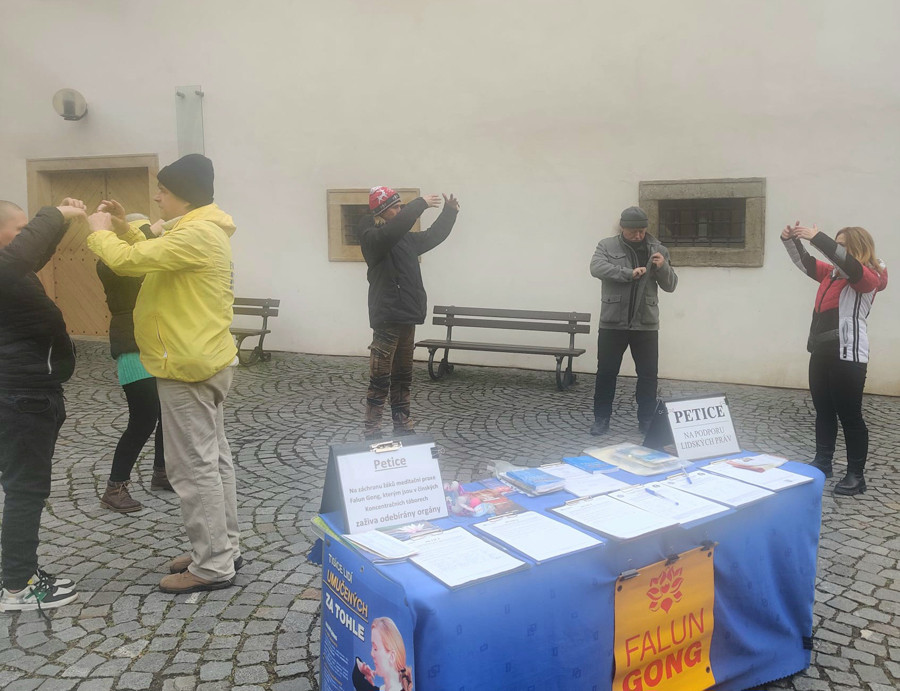 Zájemci se učí cvičení Zájemci se učí cvičení