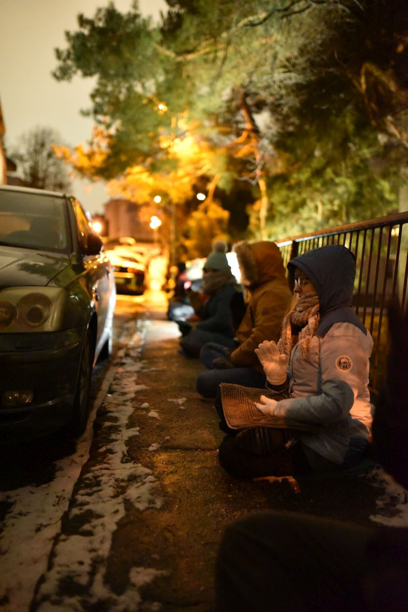 Meditace před čínskou ambasádou v Bratislavě