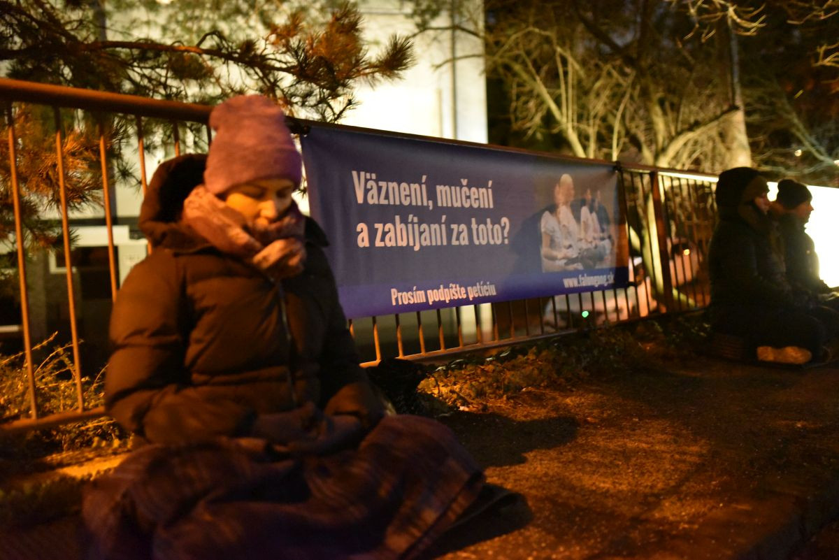 Meditace před čínskou ambasádou v Bratislavě