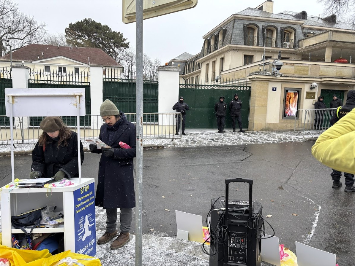 Silvestrovská petiční akce před čínskou ambasádou