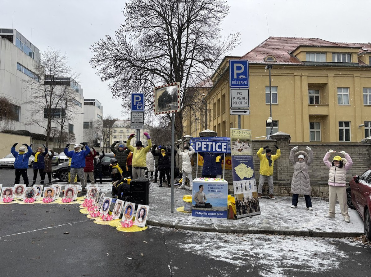 Silvestrovská petiční akce před čínskou ambasádou