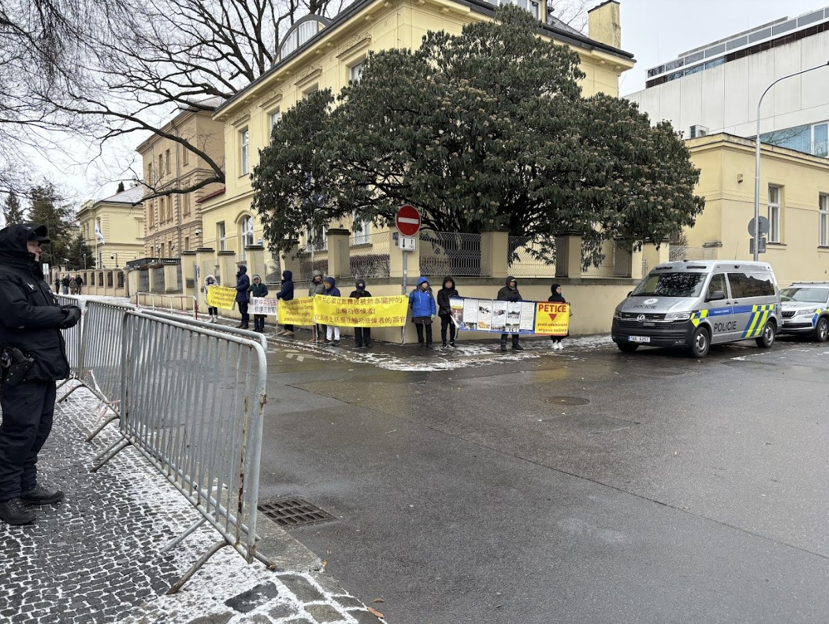 Silvestrovská petiční akce před čínskou ambasádou