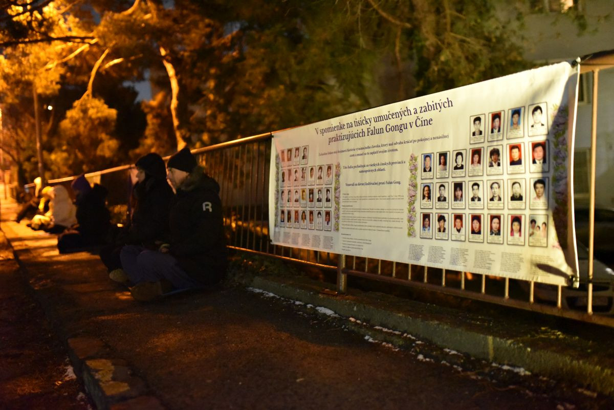 Meditace před čínskou ambasádou v Bratislavě