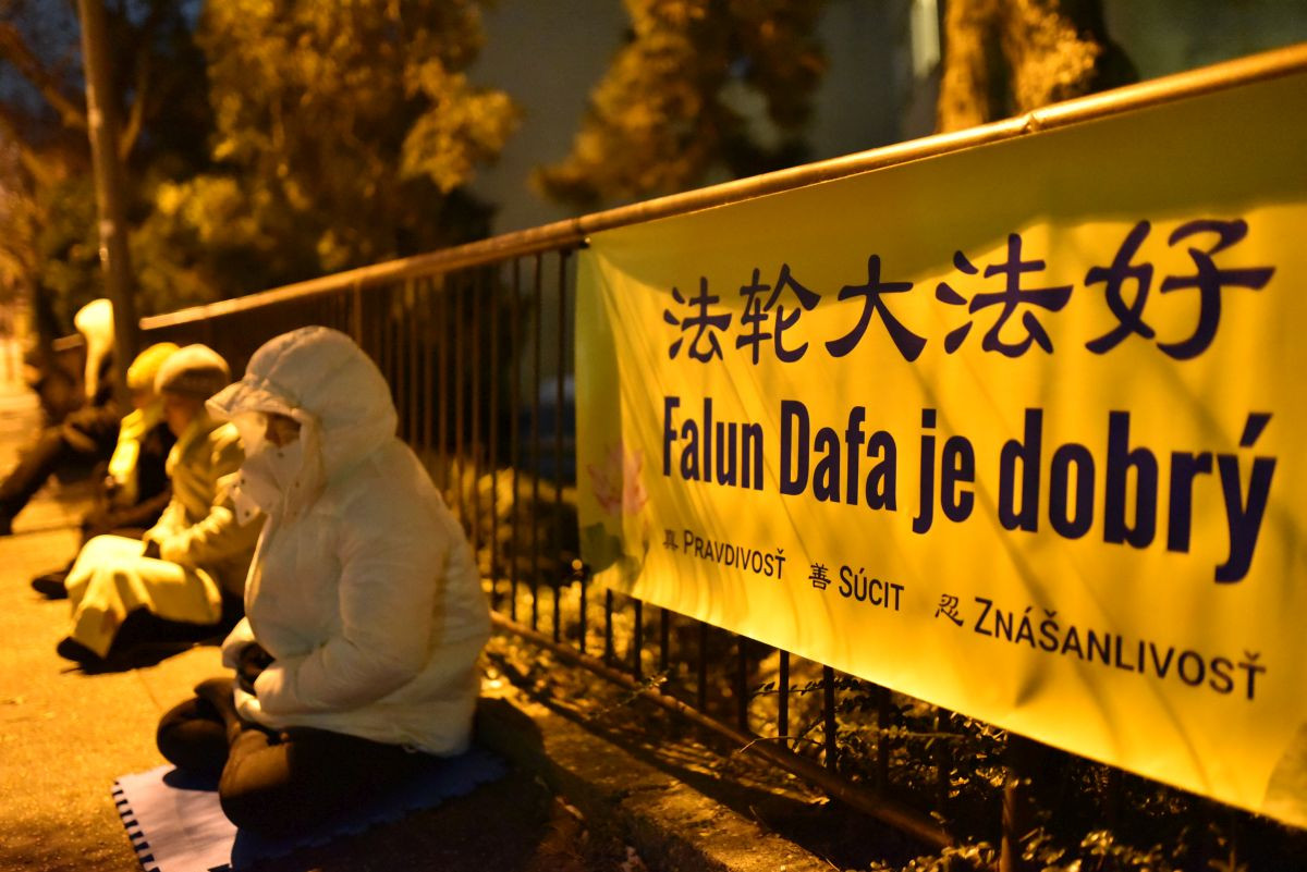 Meditace před čínskou ambasádou v Bratislavě