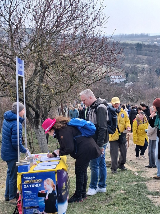 Petiční akce během Slavností mandloní a vína
