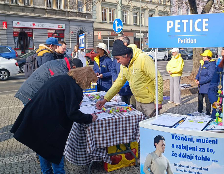 Petiční akce na Letné