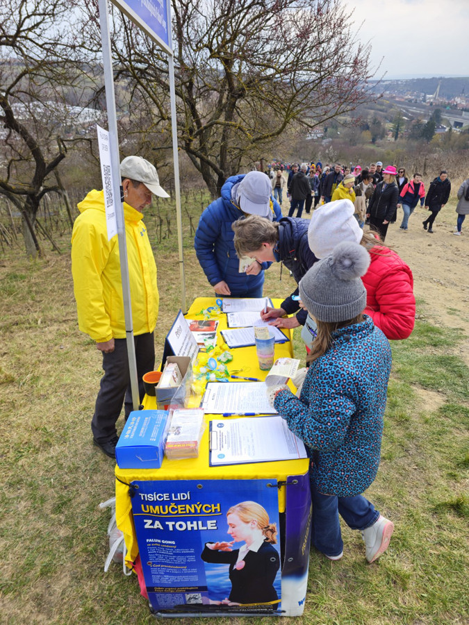Petiční akce během Slavností mandloní a vína