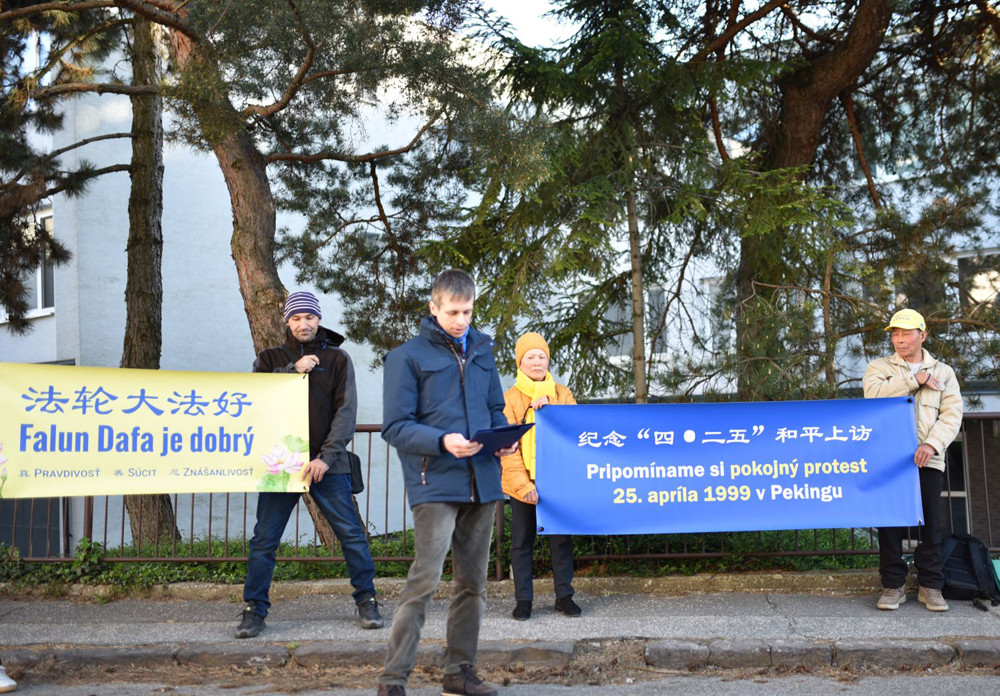Akce před čínskou ambasádou v Bratislavě