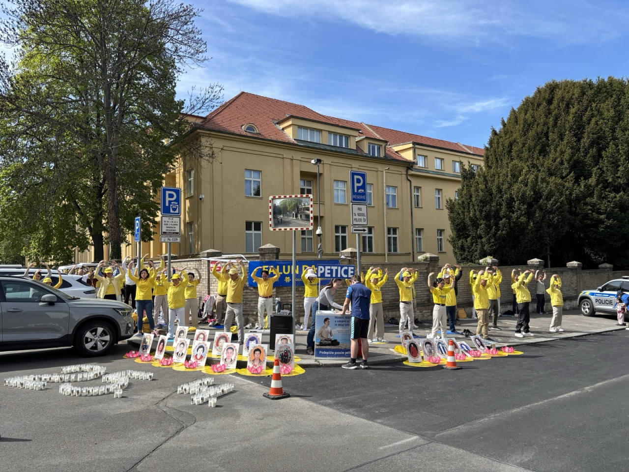 Shromáždění před čínskou ambasádou