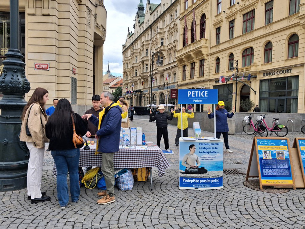 Petiční akce u Obecního domu v Praze