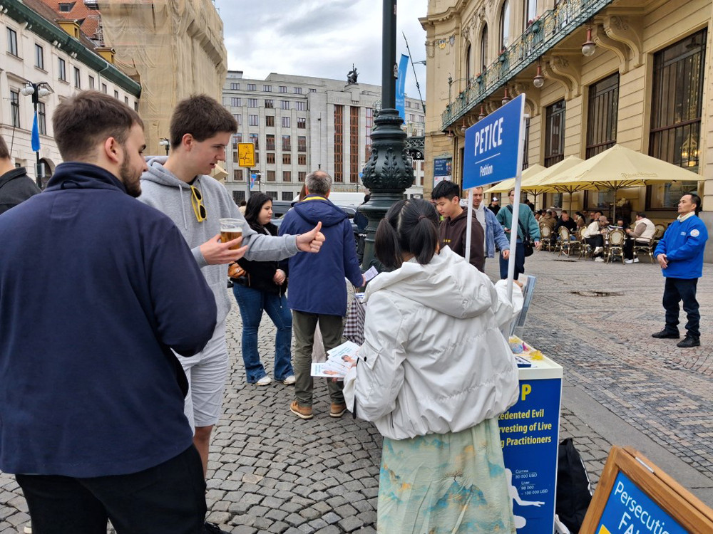 Petiční akce u Obecního domu v Praze