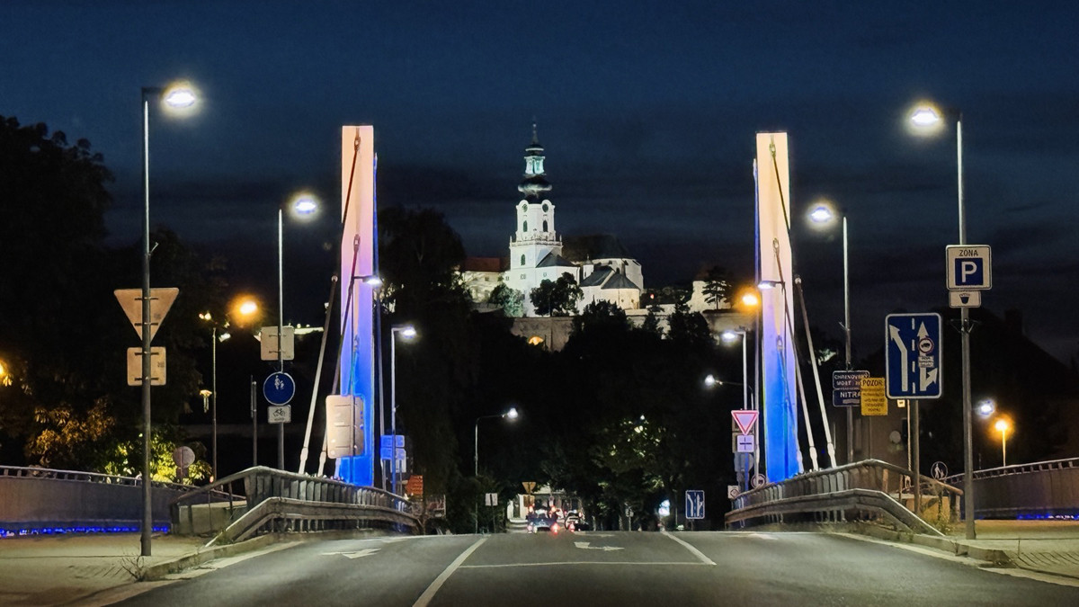 Chrenovský most se rozsvítil modře na připomenutí pronásledování Falun Gongu v Číně