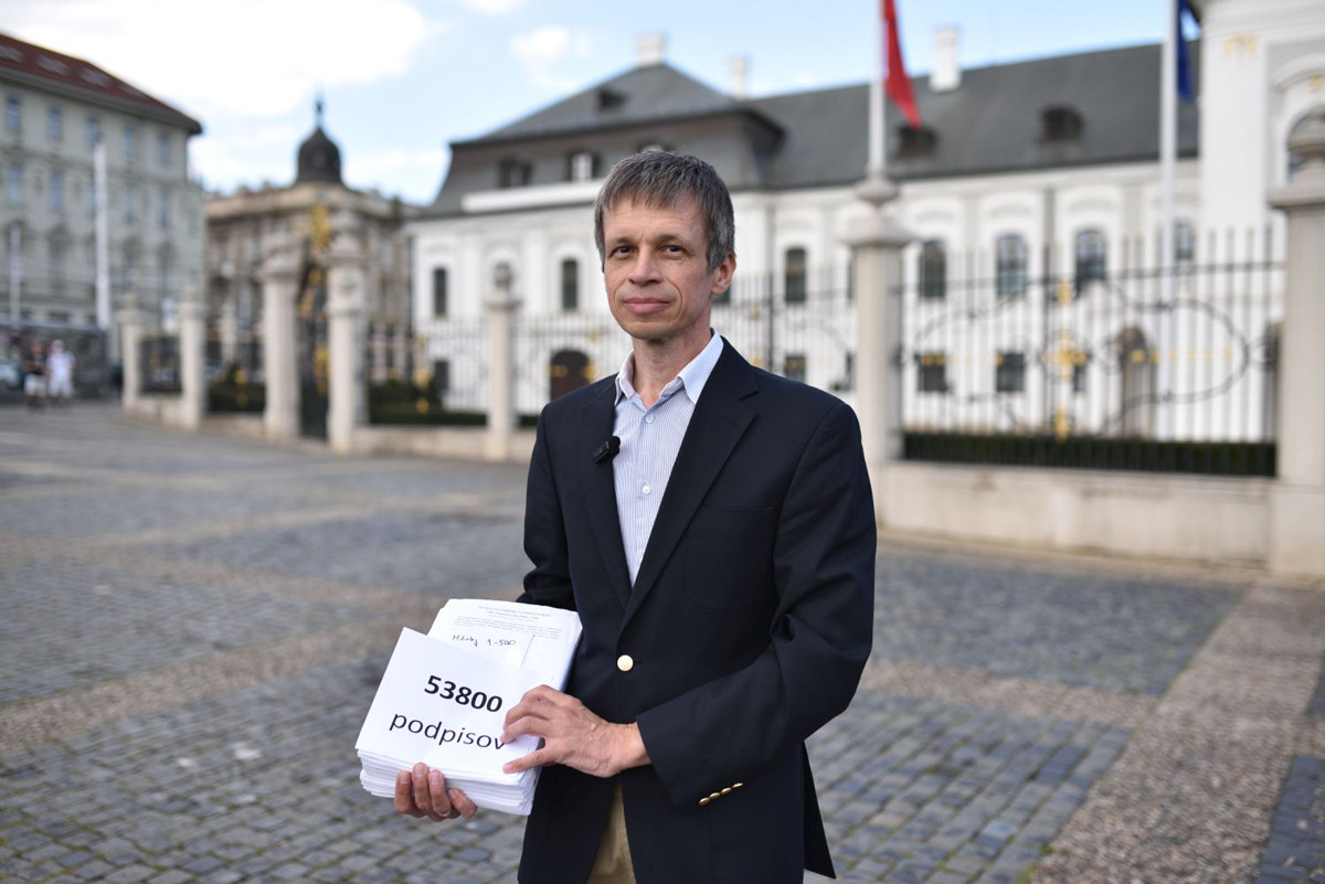 Pan Marek Tatarko, předseda Slovenské asociace Falun Gong, před předáním petice Kanceláři prezidenta Slovenské republiky