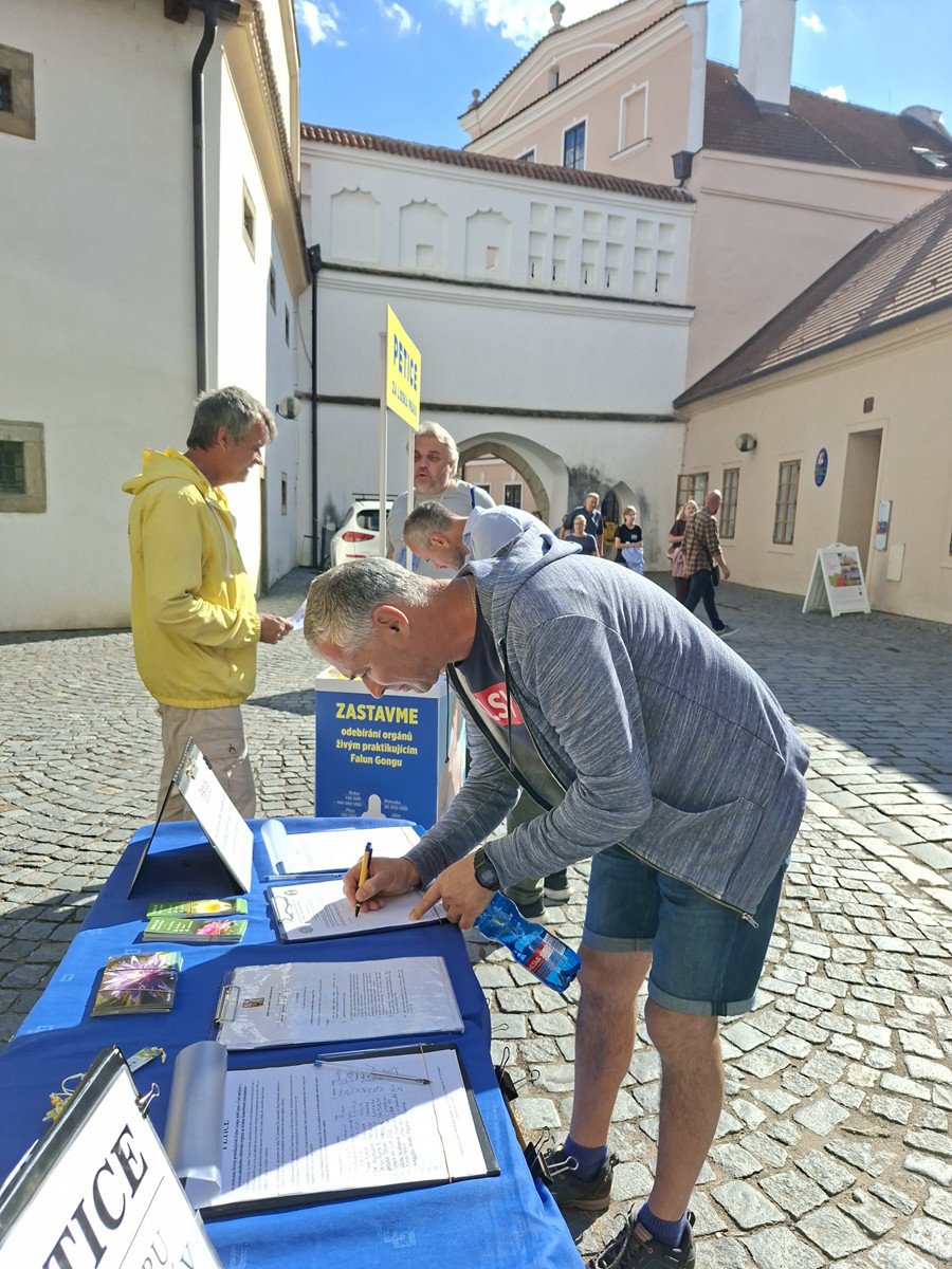 Petiční akce v Pardubicích Petiční akce v Pardubicích
